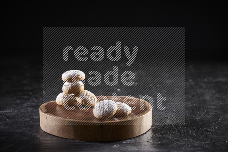 كحك علي صحن تقديم علي خلفية سوداء