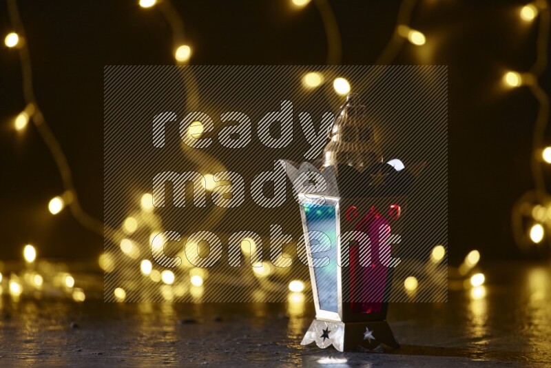 فانوس رمضان تقليدي محاط بأضواء الزينة المتوهجة