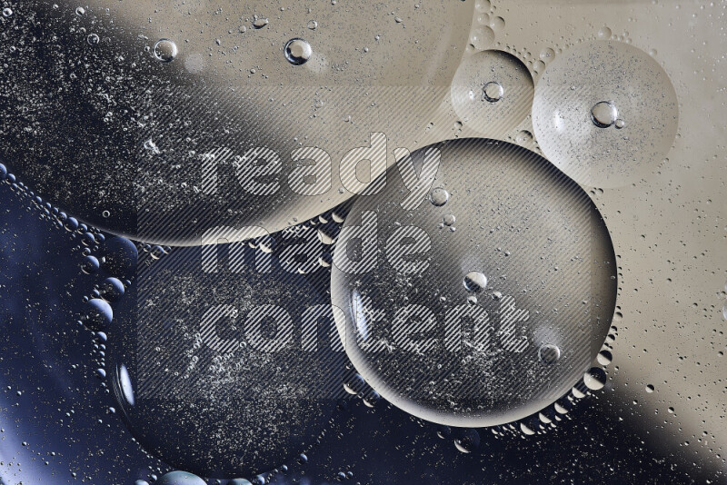 لقطات مقربة لفقاعات من الزيت على سطح الماء باللون الأسود والبيج