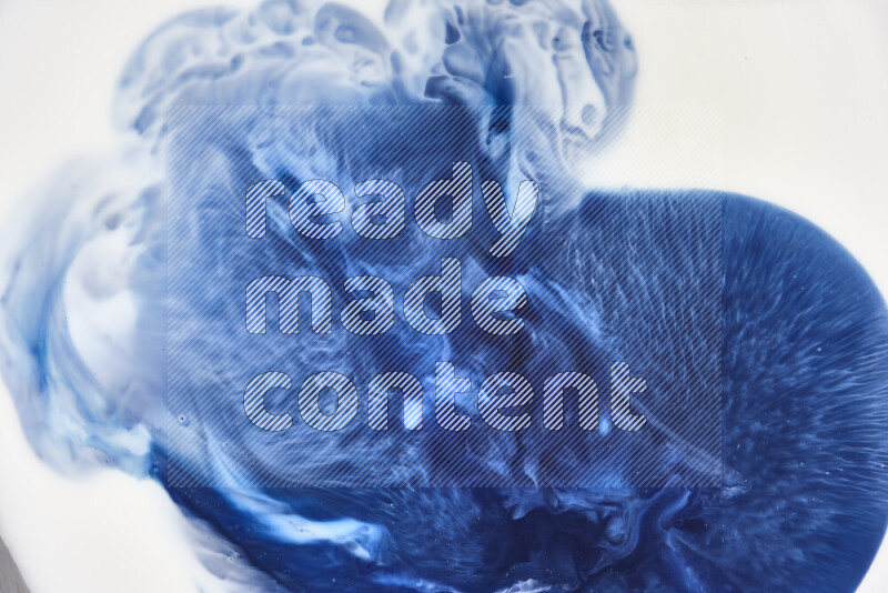 لقطة مقربة لأنماط دوامية باللون الأزرق والأبيض