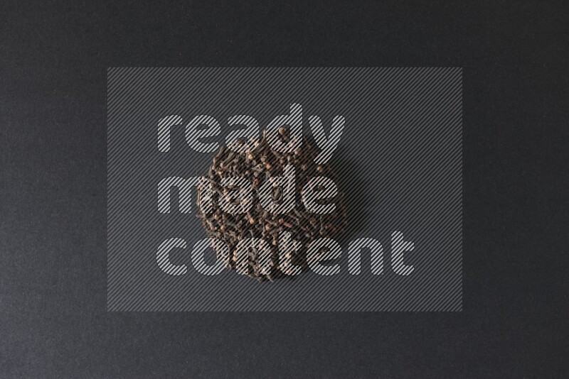 حبوب القرنفل في شكل دائري علي خلفية سوداء