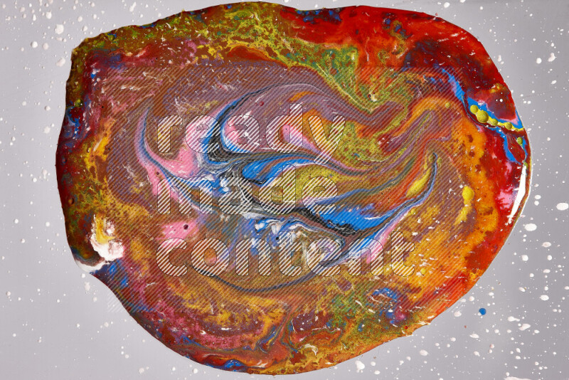 لقطات مقربة لألوان متنوعة تمتزج على خلفية رمادية