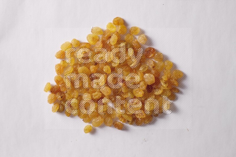 زبيب على خلفية بيضاء