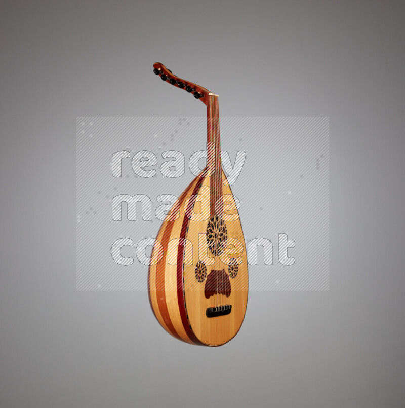 عودي خشبي بني على خلفية رمادية