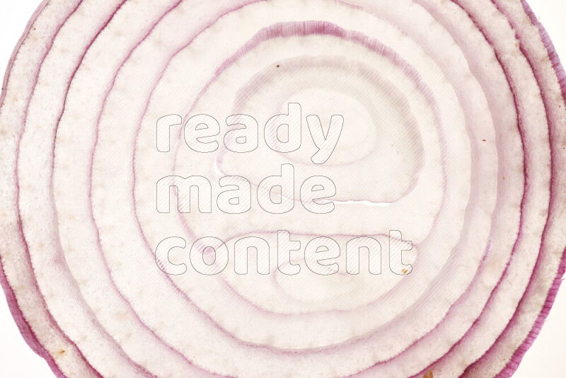 شرائح من البصل علي خلفية بيضاء مضيئة