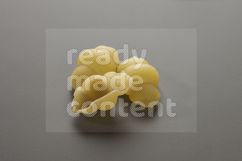 معكرونة قواقع علي خلفية رمادية