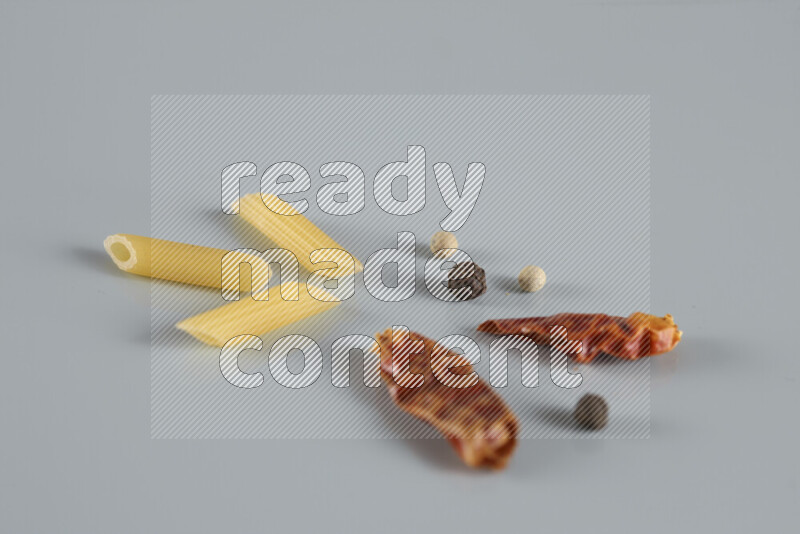 معكرونة مع مكونات متنوعة من الطماطم والثوم والبصل والفلفل الأحمر والفلفل الأسود والفلفل الأبيض وأوراق الغار وإكليل الجبل والهيل و مشروم على خلفية زرقاء فاتحة