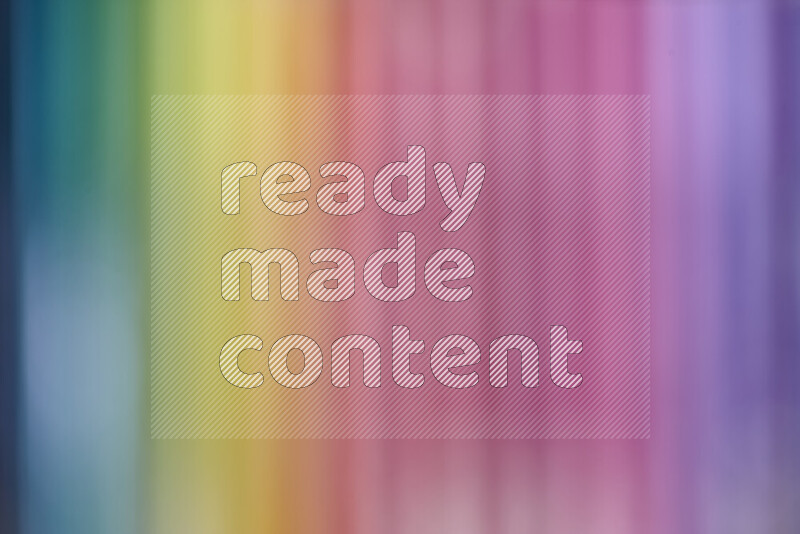 تلتقط الصورة صورة مقربة لأقلام خشبية ملونة حادة على خلفية متعددة الألوان