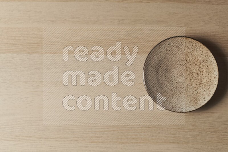 صحن فخاري متعدد الألوان على خلفية خشبية فاتحة