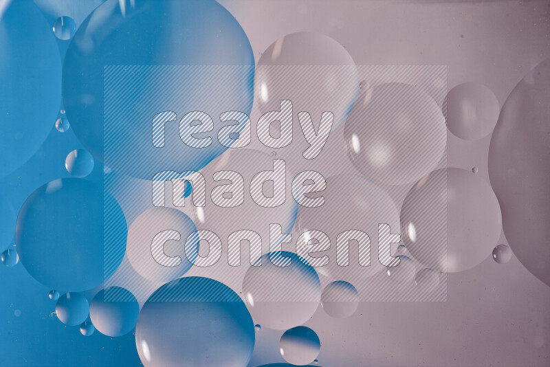 لقطات مقربة لفقاعات من الزيت على سطح الماء باللون الأبيض والأزرق