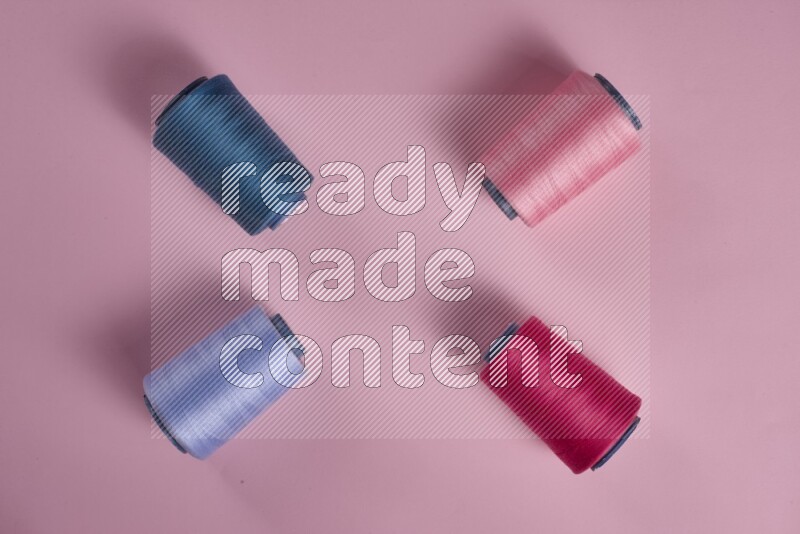 مجموعة من أدوات الخياطة والتفصيل زرقاء اللون على خلفية زهرية