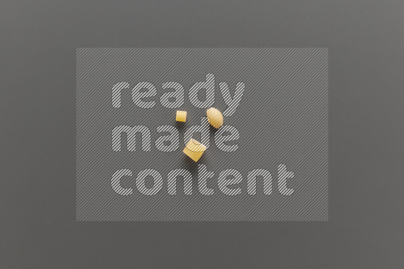 أنواع مختلفة من المعكرونة علي خلفية رمادية