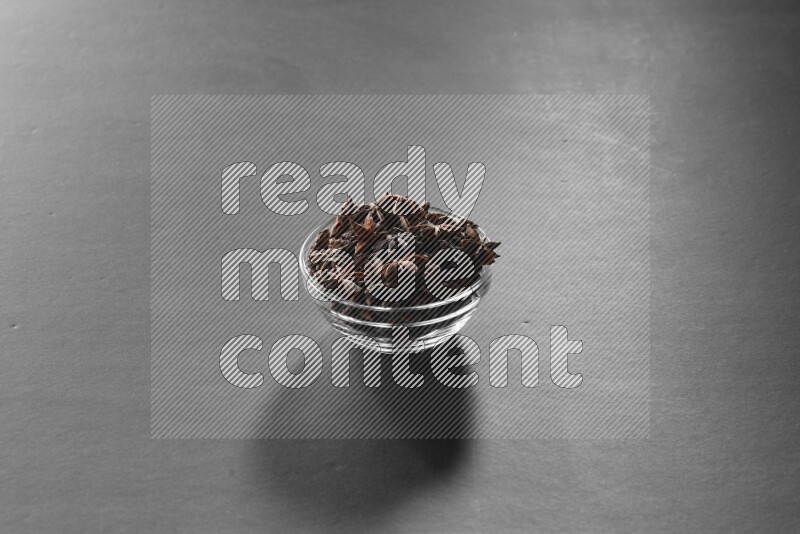 يانسون نجمي في وعاء زجاجي علي خلفية سوداء