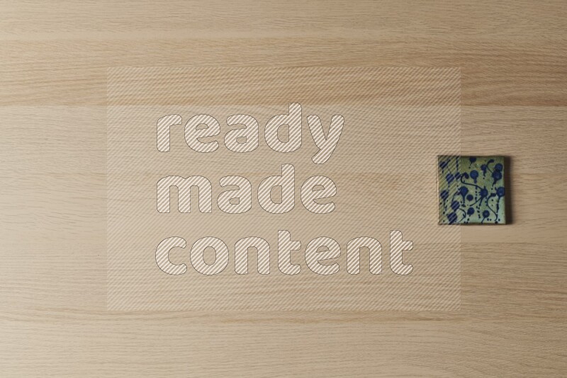 قواعد أكواب فخارية مزخرفة على خلفية خشبية فاتحة