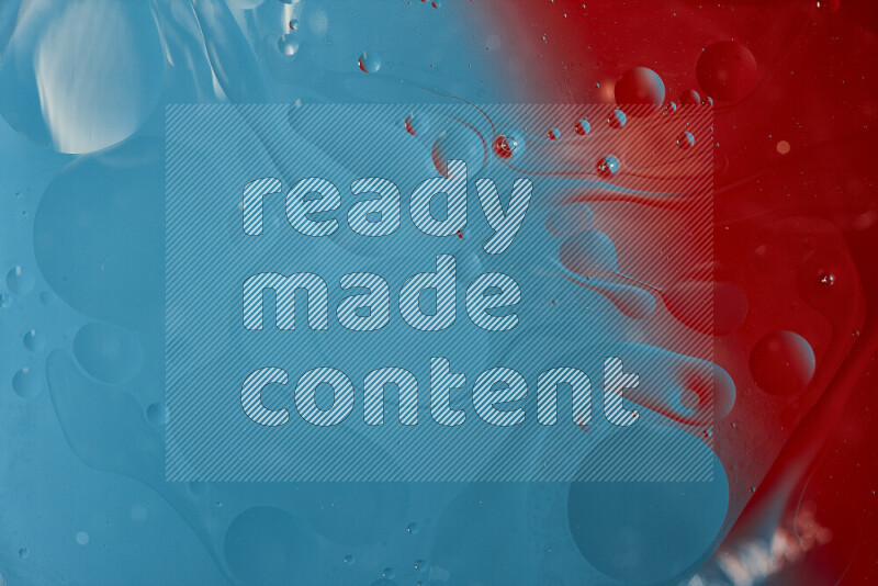 لقطات مقربة لفقاعات من الزيت على سطح الماء باللون الأزرق والأحمر