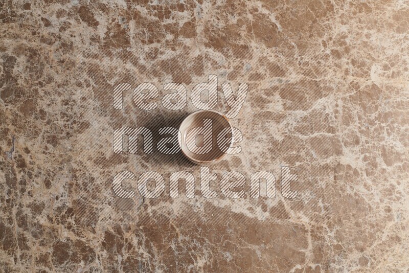 وعاء فخاري متعدد الألوان على خلفية من الرخام البيج