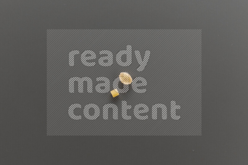 معكرونة مرمرية مع أنواع أخري من المعكرونة علي خلفية رمادية