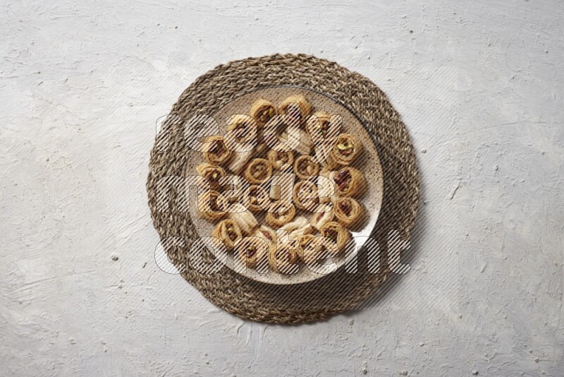 حلويات شرقية في اطباق فخارية