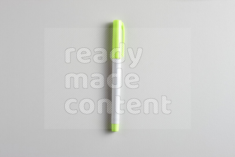 لقطة مقربة تظهر قلما ملونا واحدا بغطاء على خلفية رمادية