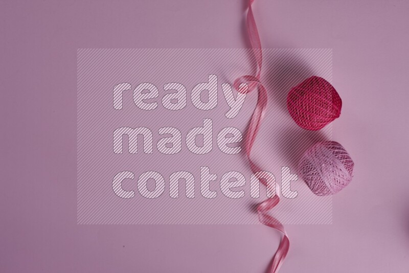 مجموعة من أدوات الخياطة والتفصيل زهرية اللون على خلفية زهرية