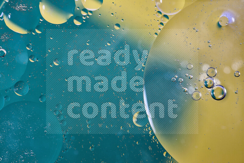 لقطات مقربة لفقاعات من الزيت على سطح الماء باللون الأزرق والأصفر