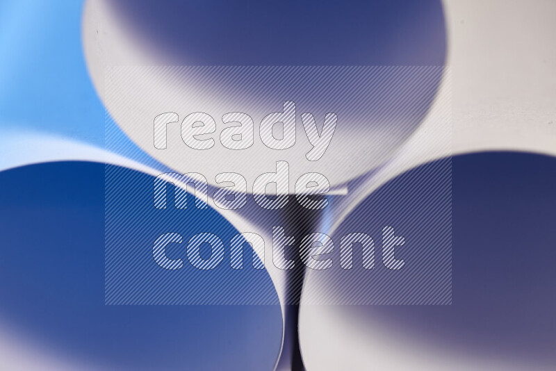 الصورة تعرض فن ورقي تجريدي بأشكال دائرية بدرجات متنوعة من اللون الأزرق