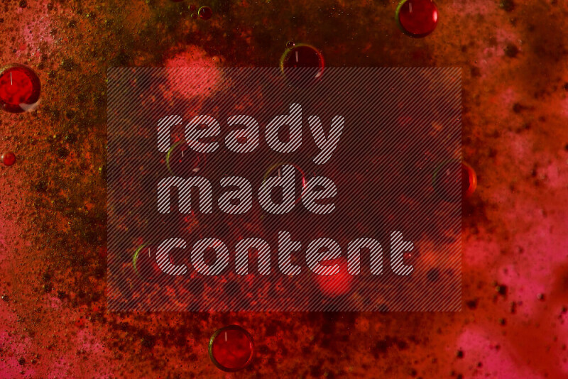 لقطات مقربة لقطرات ألوان مائية سوداء على سطح الزيت على خلفية حمراء