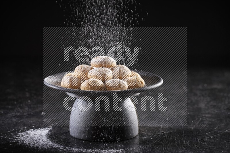 كحك علي صحن تقديم علي خلفية سوداء