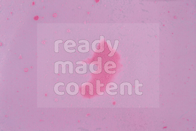 تلتقط الصورة تناثرا للطلاء الوردي علي خلفية بيضاء