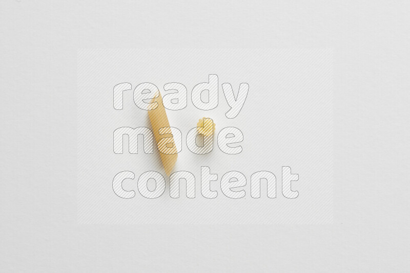 أنواع مختلفة من المعكرونة علي خلفية بيضاء