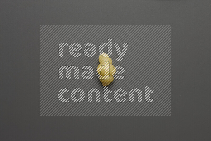 معكرونة قواقع علي خلفية رمادية