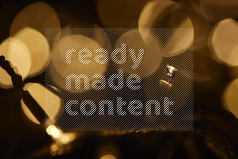 مصابيح ذهبية علي خلفية سوداء