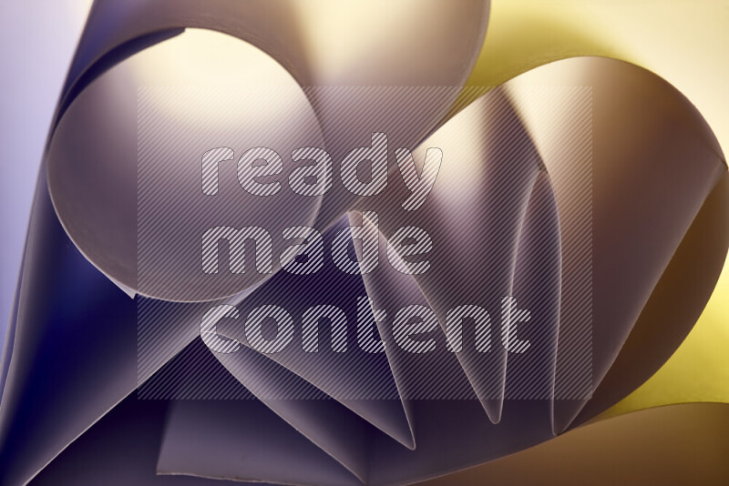 عرض فني لطيات الورق تخلق مزيج من الأشكال الهندسية، مضاءة بإضاءة ناعمة بدرجات دافئة