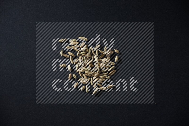 حبوب الهيل علي خلفية سوداء