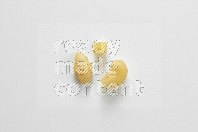 أنواع مختلفة من المعكرونة علي خلفية بيضاء