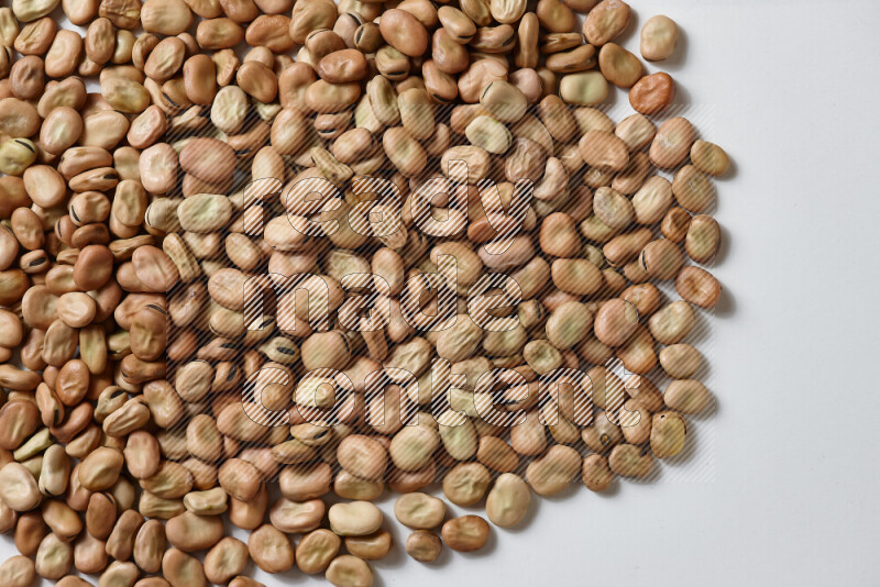 حبوب الفول علي خلفية بيضاء