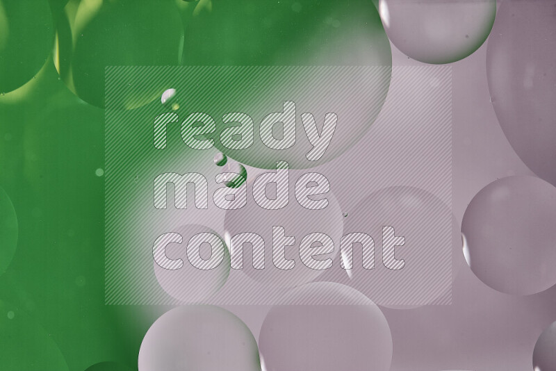 لقطات مقربة لفقاعات من الزيت على سطح الماء باللون الأبيض والأخضر