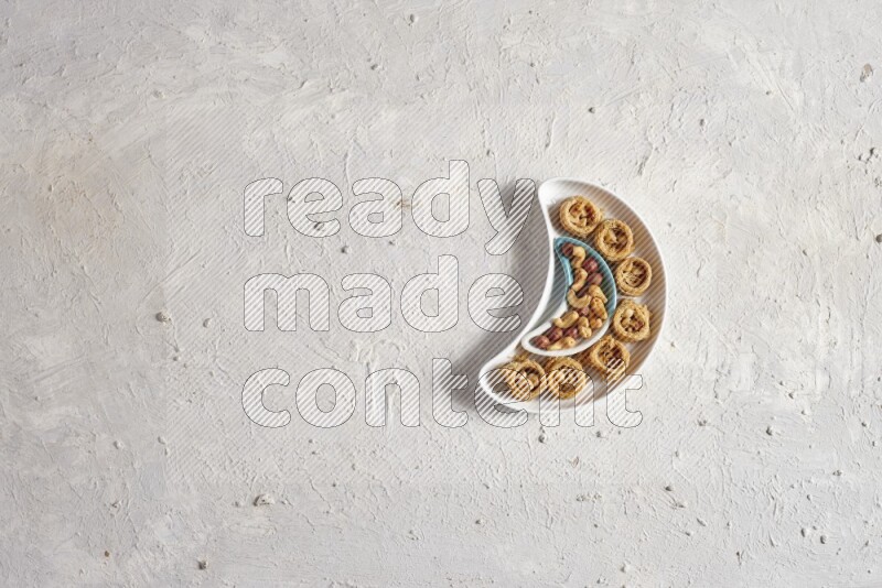 حلويات شرقية في صحن فخاري