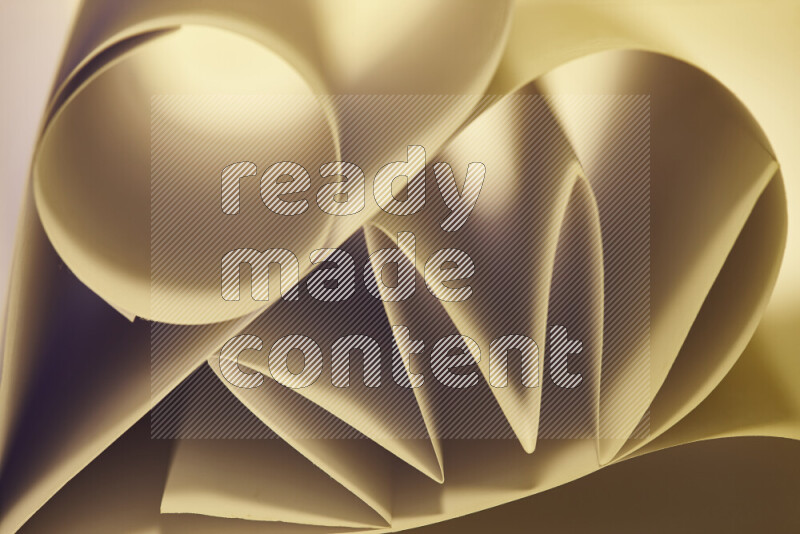 عرض فني لطيات الورق تخلق مزيج من الأشكال الهندسية، مضاءة بإضاءة ناعمة بدرجات دافئة