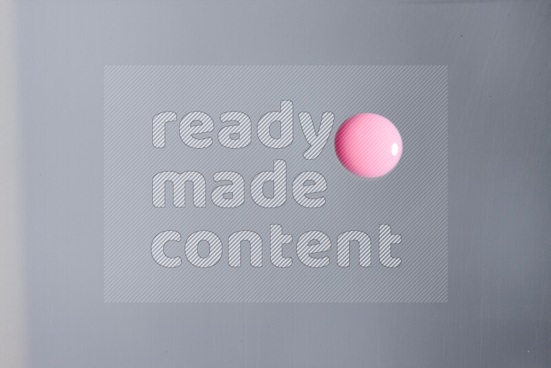 لقطات مقربة لقطرات من اللون الوردي على الخلفية