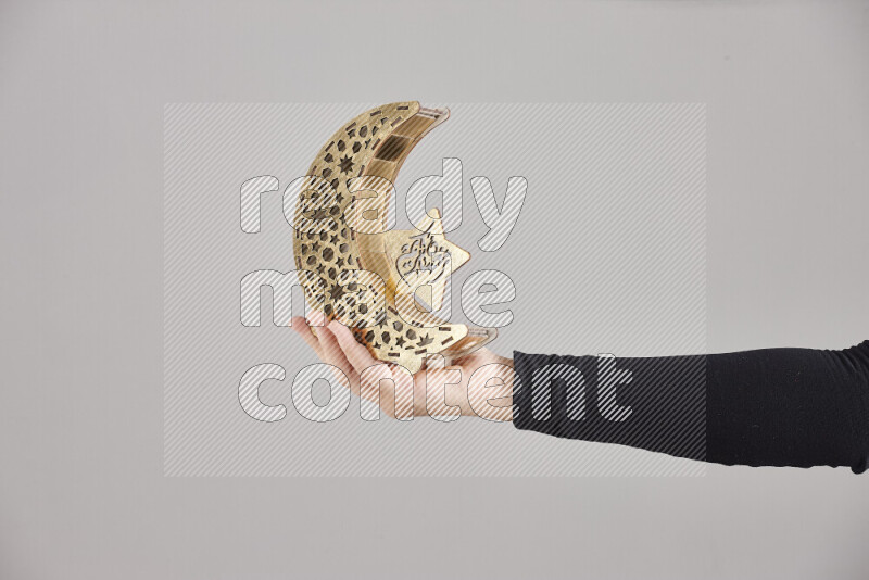 امرأة ترتدي عباءة سوداء تحمل فوانيس رمضانية مختلفة في أوضاع متعددة