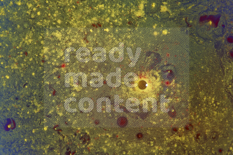 تلتقط الصورة تناثرا للطلاء الأصفر والأحمر علي خلفية زرقاء