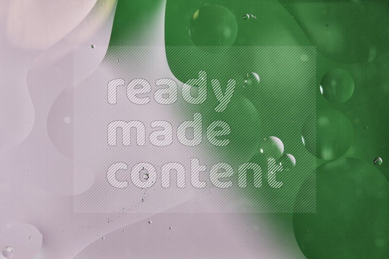 لقطات مقربة لفقاعات من الزيت على سطح الماء باللون الأبيض والأخضر