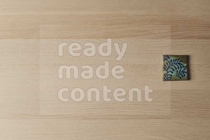 قواعد أكواب فخارية مزخرفة على خلفية خشبية فاتحة