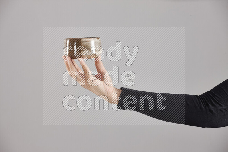 امرأة ترتدي عباءة سوداء تحمل أدوات فخارية مختلفة في أوضاع متعددة