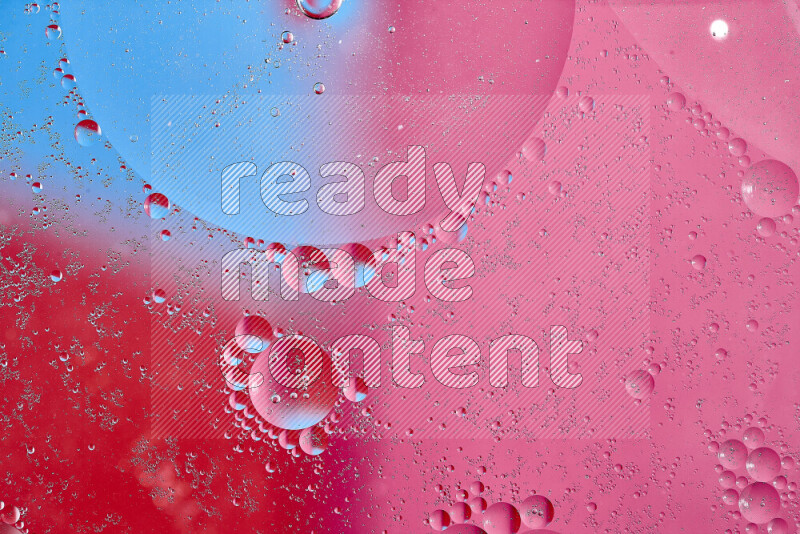 لقطات مقربة لفقاعات من الزيت على سطح الماء باللون الأزرق والأحمر والوردي