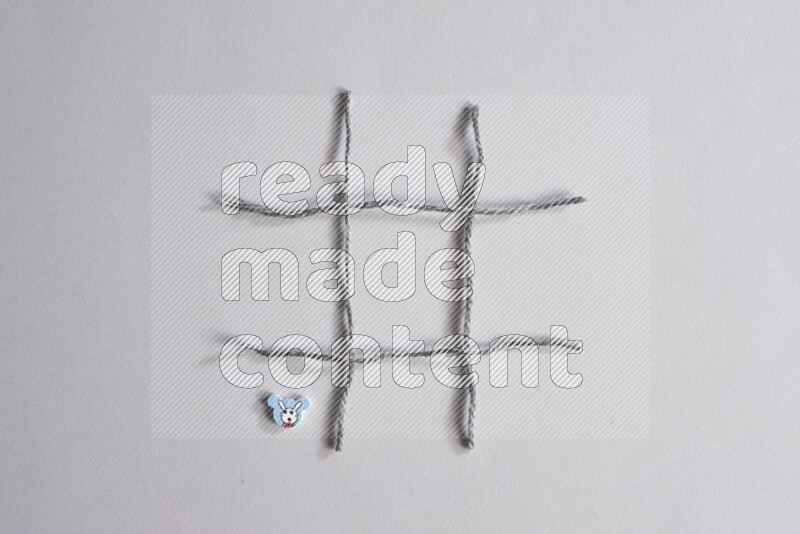 أزرار متعددة اﻷلوان موضوعة علي خلفية رمادية