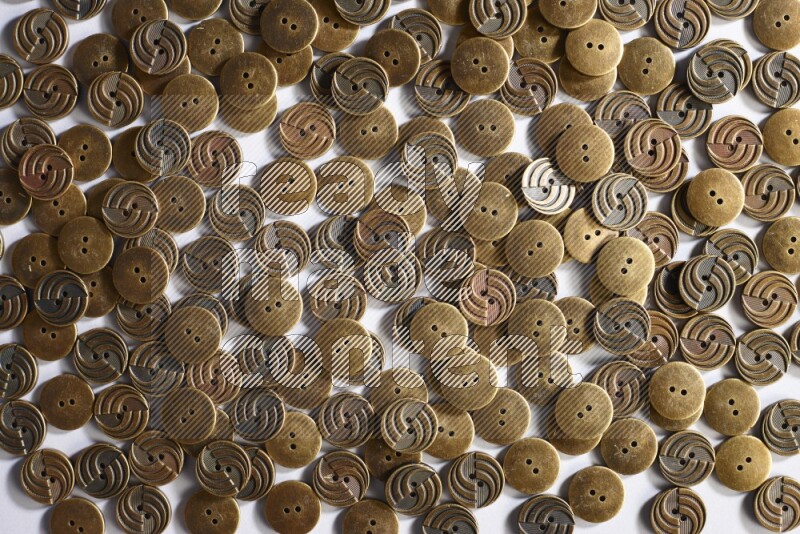 أزرار معدنية موضوعة علي خلفية رمادية