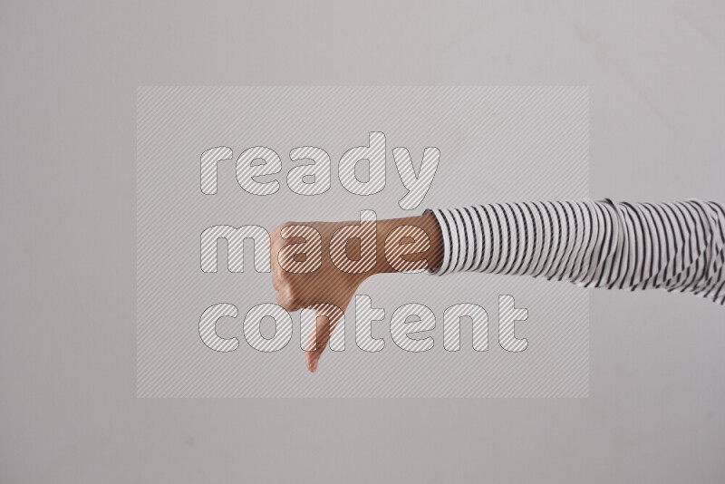 امرأة تشير بيديها بلغة الإشارات المختلفة