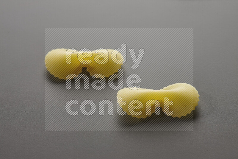 معكرونة فيونكة علي خلفية رمادية